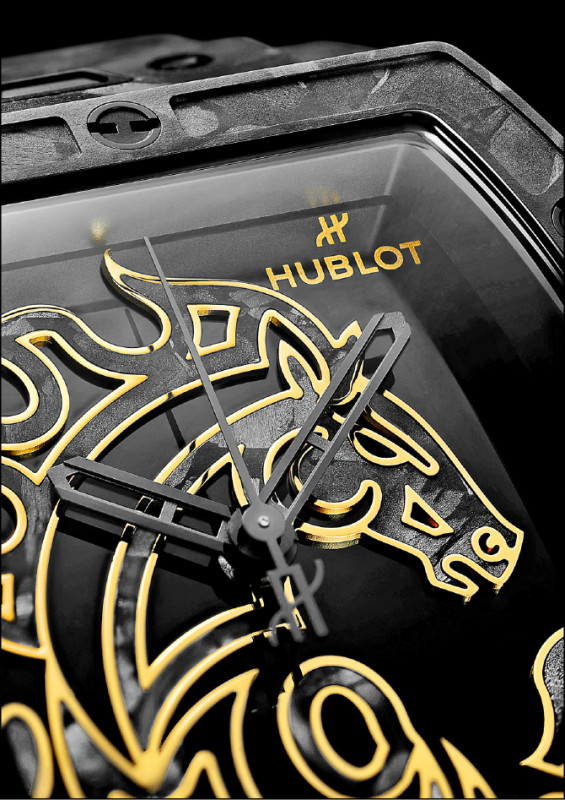 貴金屬勾邊的駿馬透過碳纖維鑲嵌工藝製成，細緻打磨與潤飾後更顯黝亮。