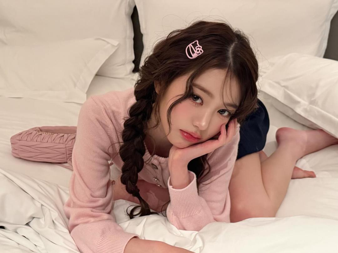 張員瑛抵達飯店後，再度拍甜照撒糖，畫面裡也有機場時尚出現過的粉色MIU MIU斜背包露臉。