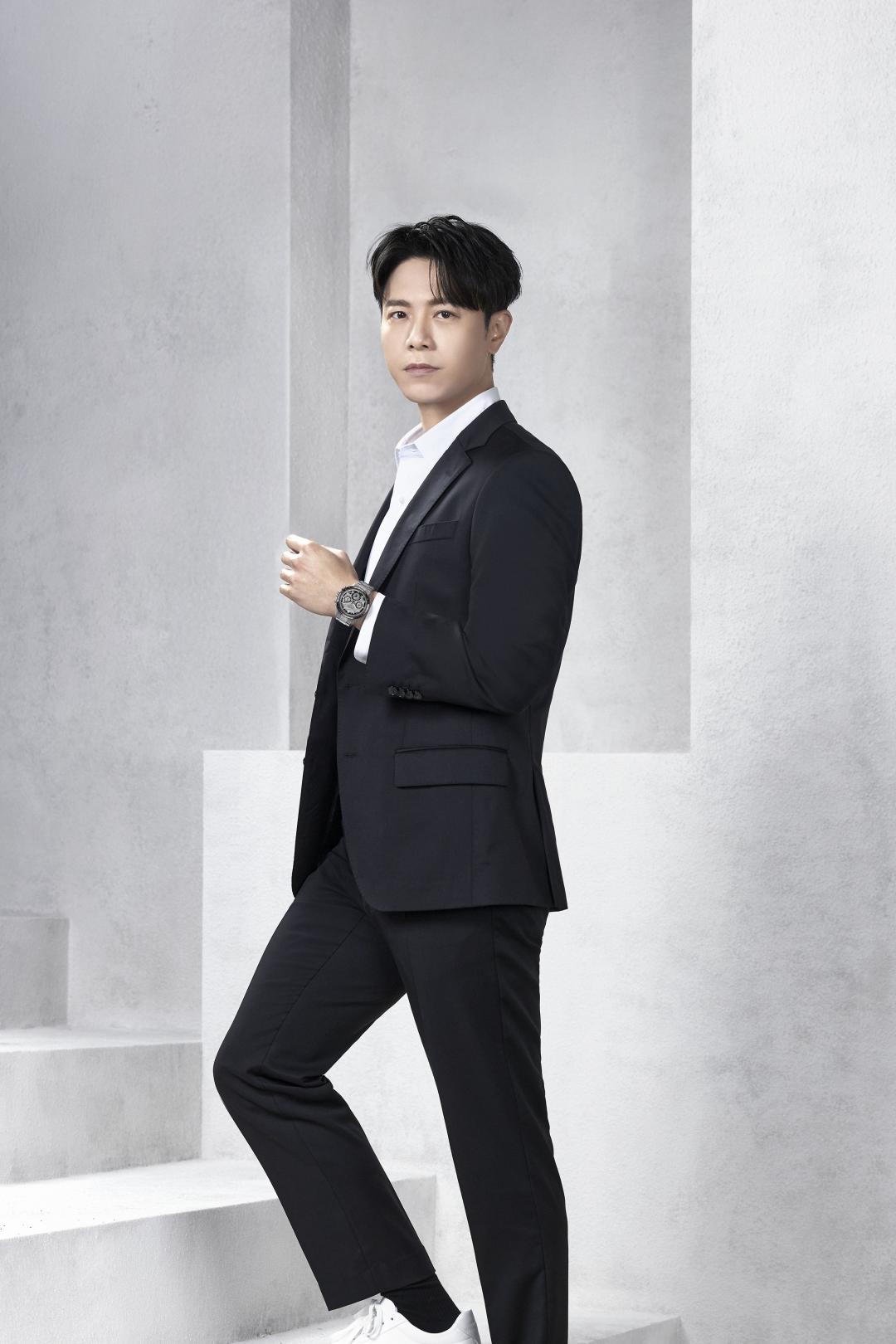 CITIZEN代言人韋禮安以一身俐落西裝搭配全新光動能GPS衛星對時錶，展現十足帥氣。(CITIZEN提供，以下同)