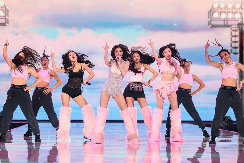 TWICE四位成員子瑜、娜璉、Momo、志效，去年10月受邀登上維密舞台表演，轟動全球。（路透）