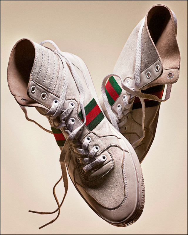 CODA運動鞋履透過手工做舊處理與紅綠織帶細節，將品牌經典元素帶入日常穿搭。