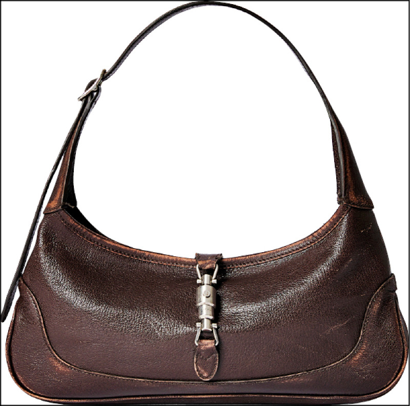 Jackie Slim手提包以經典管狀彈簧鎖點綴，輪廓流暢俐落，適合每日搭配使用。