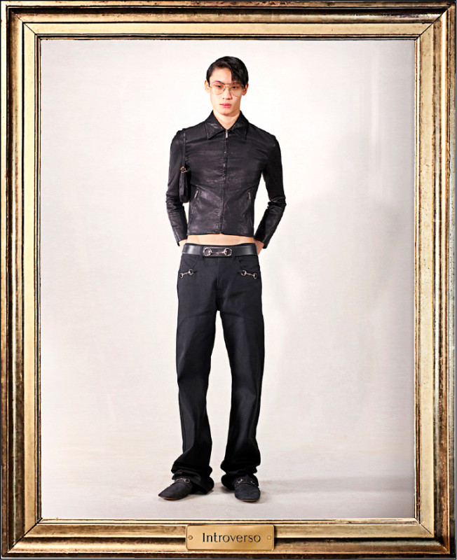 皮革夾克與低腰丹寧褲組合，呼應GUCCI 90年代的性感基因。