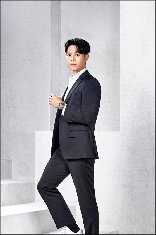 CITIZEN代言人韋禮安佩戴光動能GPS衛星對時錶CC4076-65A，搭配西裝展現紳士魅力。