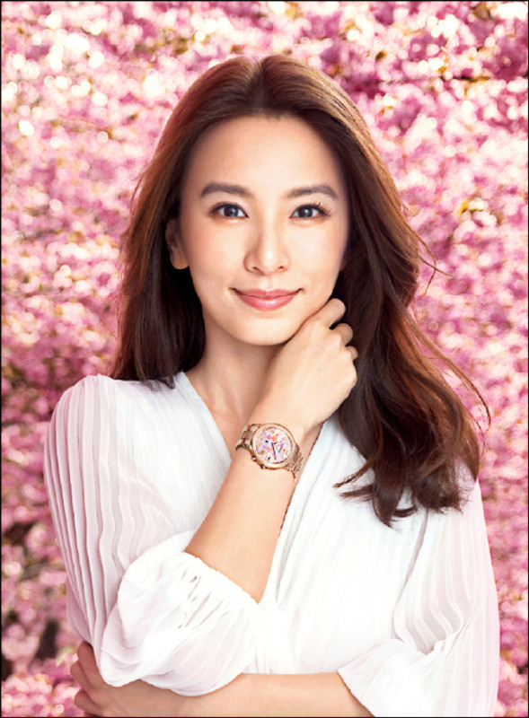 CITIZEN代言人田馥甄戴上光動能電波對時錶「花曜日」CB1135-52N，更添女性自信與魅力，35,900元。