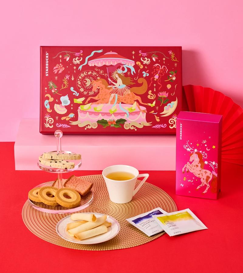 藝術聯名創作春節禮盒中，首推星巴克星韻。以喜慶紅色系禮盒包裝，完整呈現設計祝福語彙，映照新年全面啟程的美好意象。禮盒內精選TEAVANA英式紅茶與阿里山烏龍茶兩款茶包，搭配多款精巧西式脆餅與奶油捲，層次豐富、風味細膩。（星巴克提供）