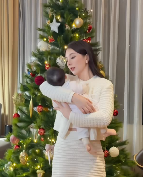 方媛抱著剛滿月的小女兒，一臉幸福。(翻攝自IG)