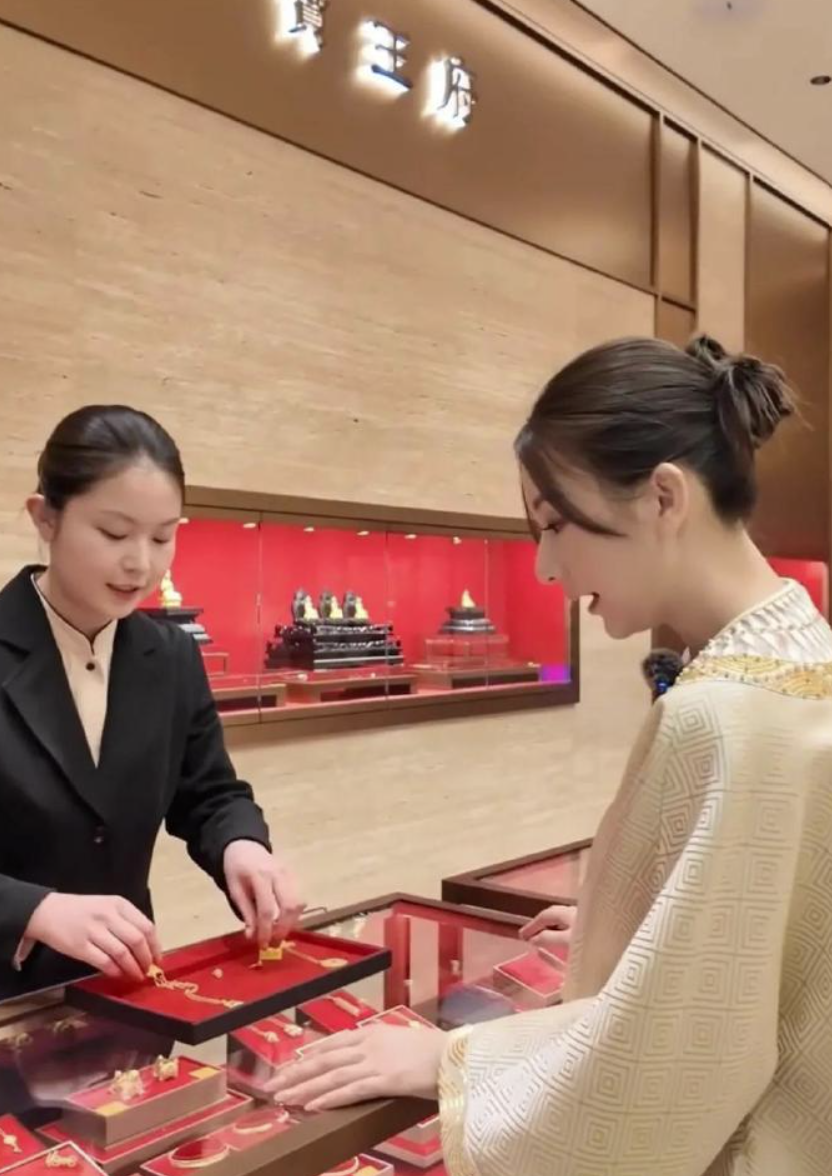 方媛現身金飾店，展現雄厚財力。(翻攝自Weibo)