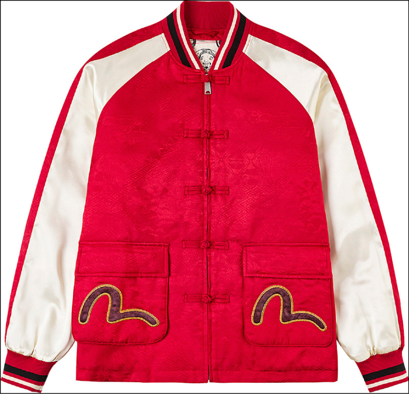 馬年緹花夾棉中式外套正面融入盤釦細節，背面則是以馬蹄鐵刺繡挹注好運，21,000元。