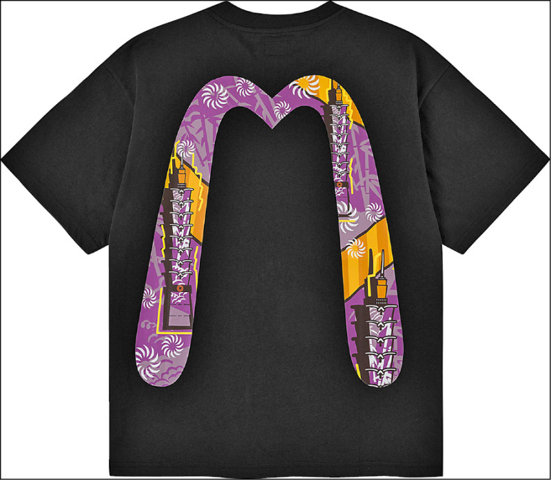 台北101系列限定T恤，正面將品牌EVISU中的「I」替換為101建築，背面大M海鷗標誌也融入建築圖騰，展現細節巧思。EVISU×台北101 T恤，3,000元。