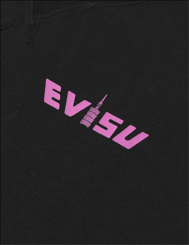 台北101系列限定T恤，正面將品牌EVISU中的「I」替換為101建築，背面大M海鷗標誌也融入建築圖騰，展現細節巧思。EVISU×台北101 T恤，3,000元。