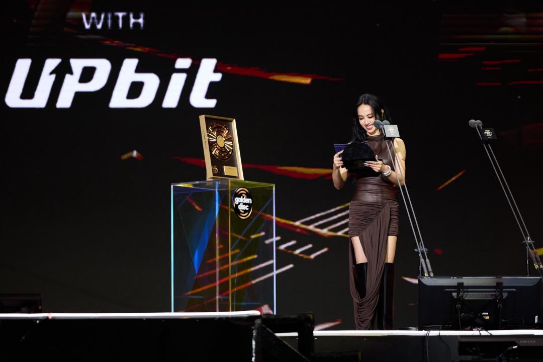 蔡依林一身勁裝現身金唱片獎擔任辦獎人，身上佩戴的寶格麗珠寶作品尤為醒目。（BVLGARI提供）