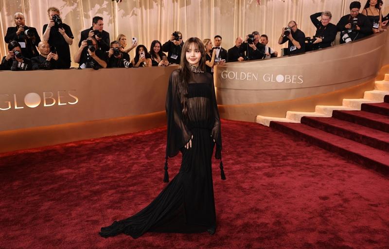 Lisa金球獎現身頒獎典禮紅毯，一襲透膚禮服好身段若隱若現，立刻成為現場與社群的焦點。（路透）