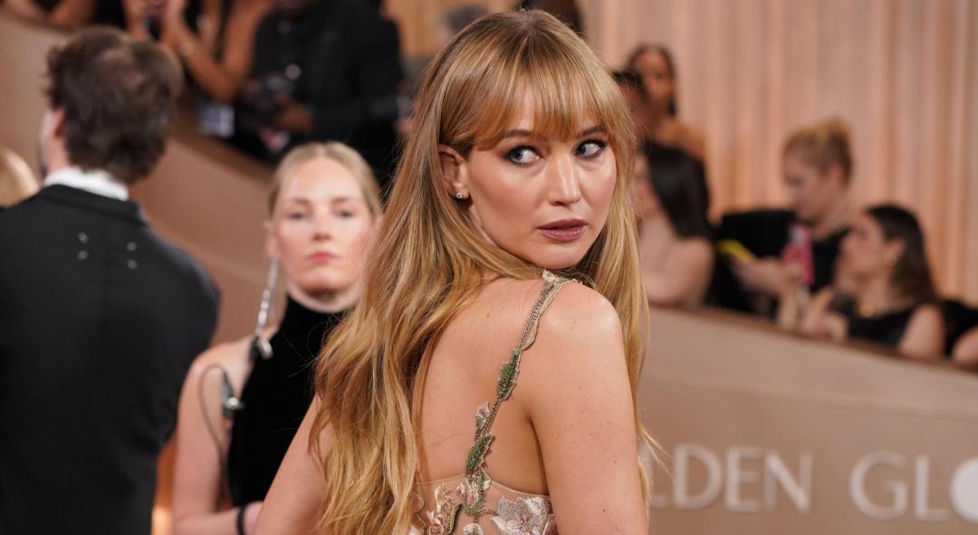 「我真的快全裸了！」小珍妮佛金球獎刺繡戰袍 衣不蔽體超大膽