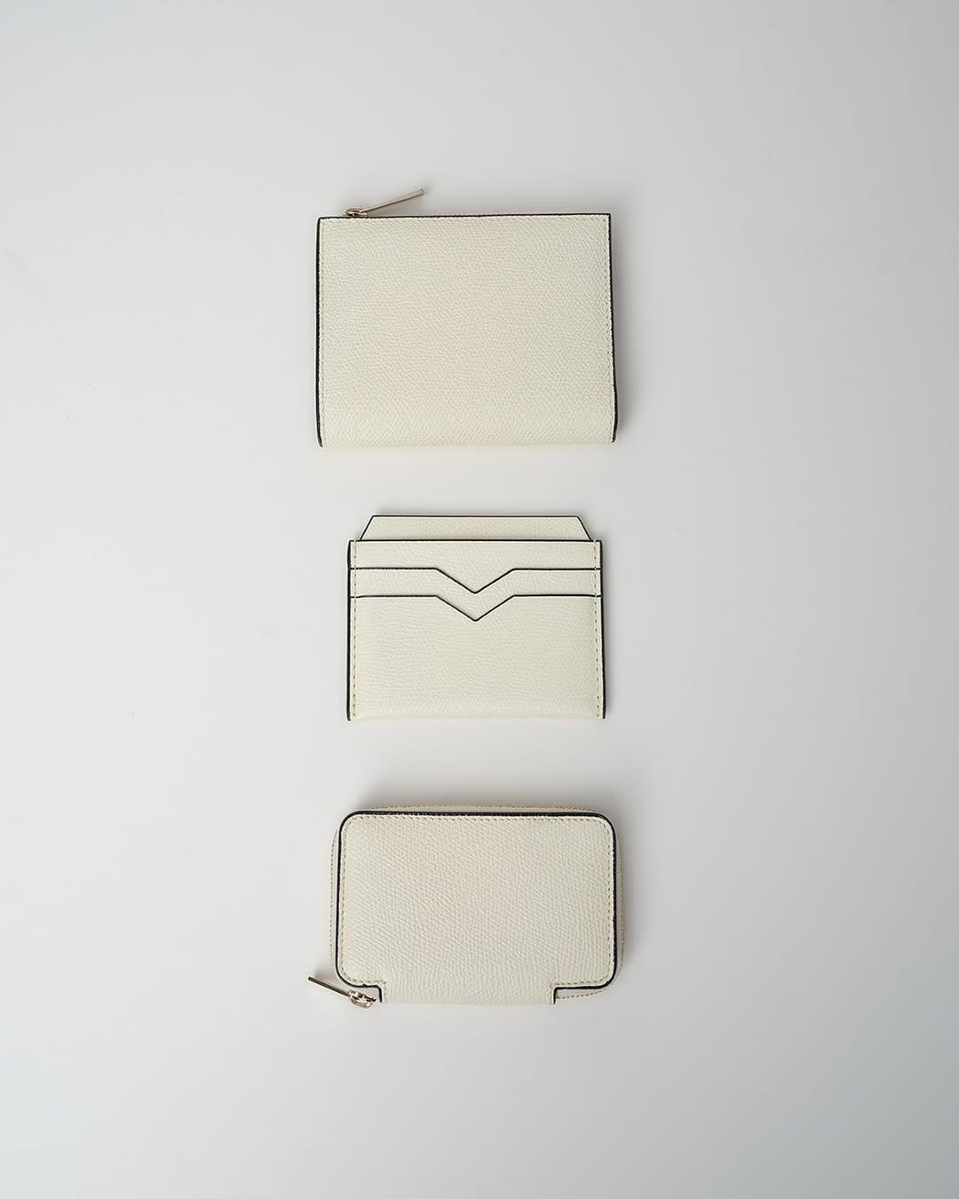 多款小皮件以羊皮紙白色調呈現從容美感，低調流露高級質感。