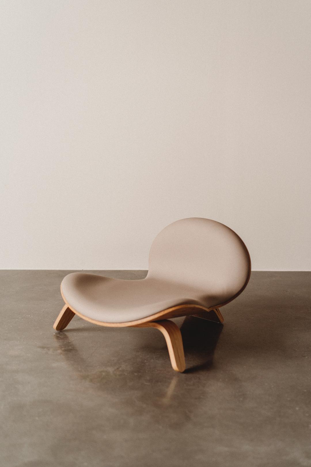 Tiese Chair曲流椅，結構以積層竹材打造，結合柔韌的耐磨皮革軟墊，舒適有型。