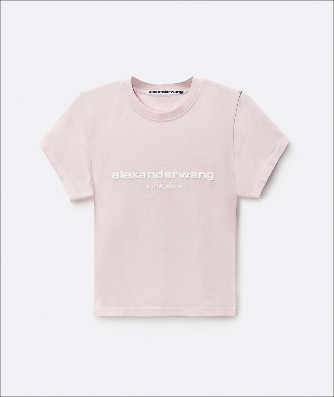 快閃店獨家單品：粉色復古短版T恤，淡雅色調呈現獨特的柔和，7,280元。