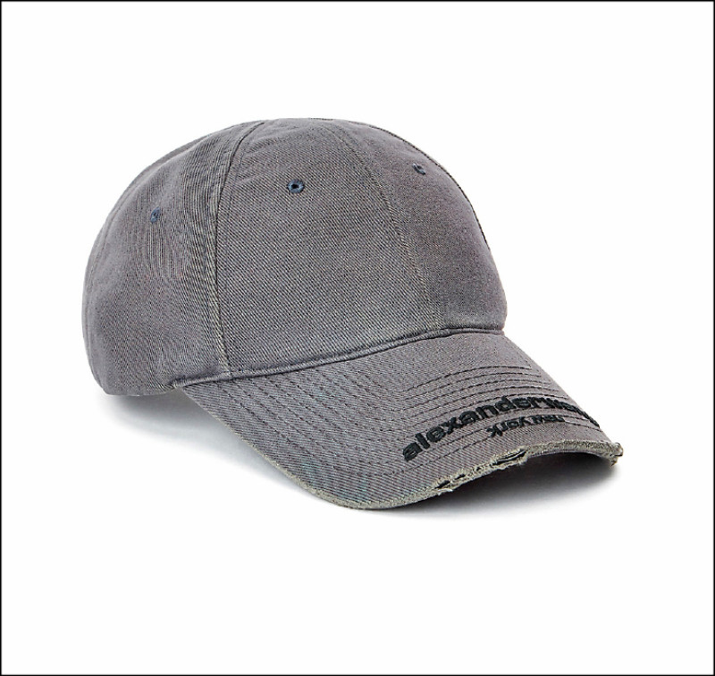 快閃店獨家單品：灰色Logo棉質棒球帽，帽簷處融入抽鬚細節描繪不羈個性風，6,700元。