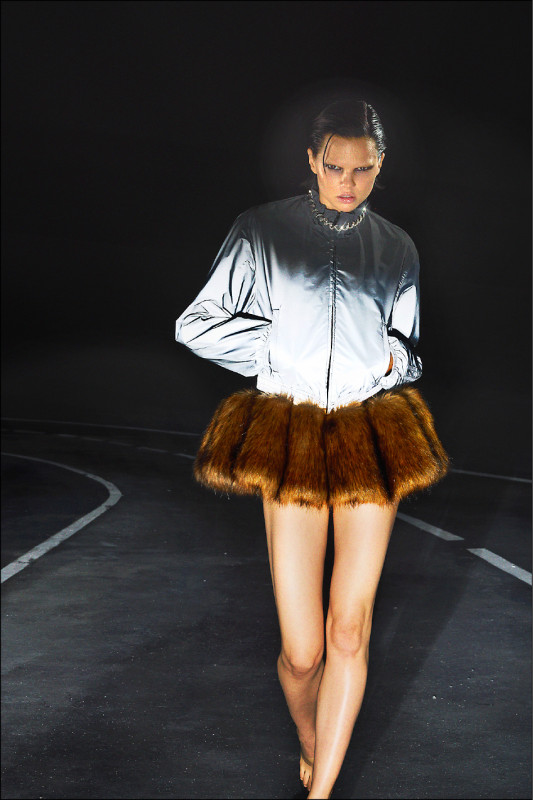 alexanderwang反光緊身銀色運動夾克，漸層色彩與材質張力流露都會奢華風格，22,800元。