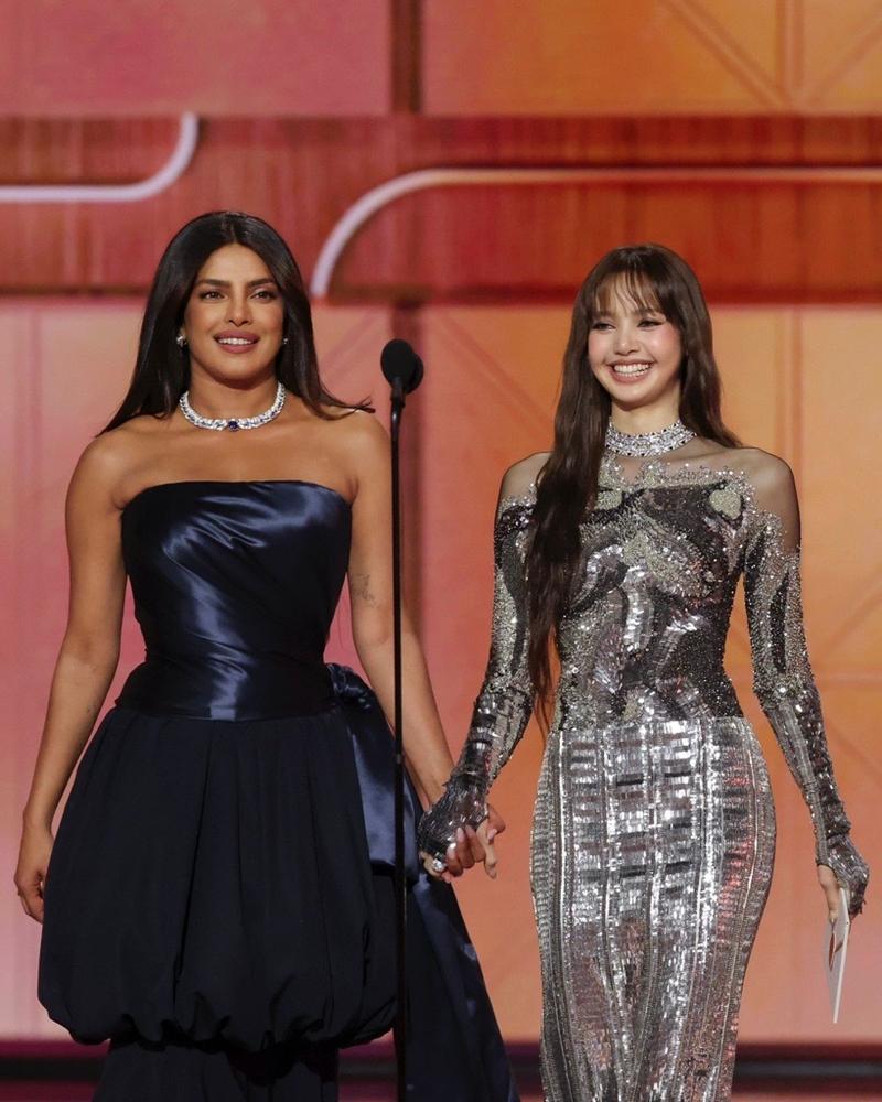 進入典禮後，Lisa（右）以頒獎人之姿登台，銀色禮服與珠寶相得益彰。（BVLGARI提供）