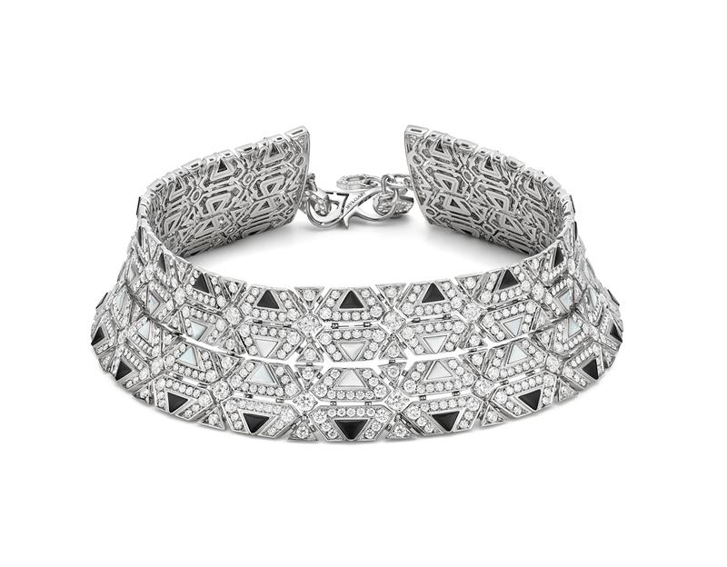 Lisa在金球獎舞台上選戴BVLGARI頂級珍珠母貝、縞瑪瑙與鑽石項鍊。（BVLGARI提供）