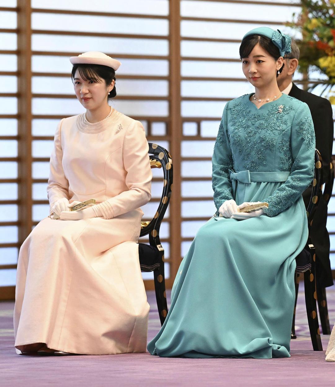 佳子公主(右)在2025年9月出席悠仁親王的成年禮時，穿同一件禮服。(美聯社)