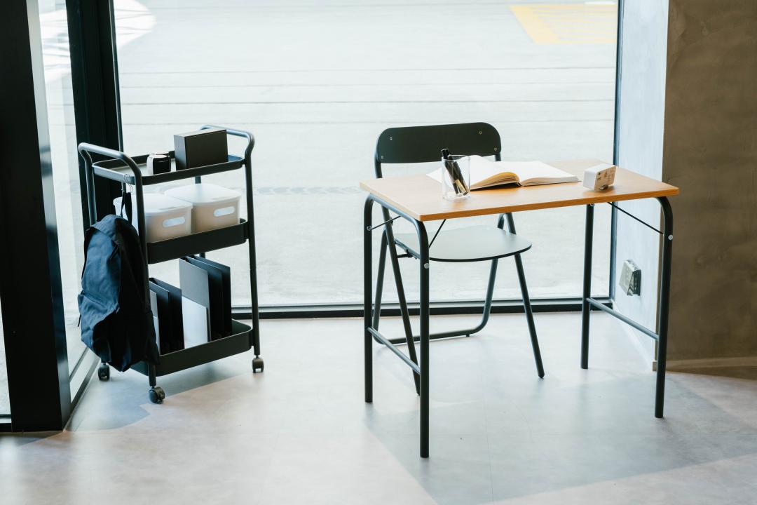 鋼製書桌以和推車，呼應在地特色。