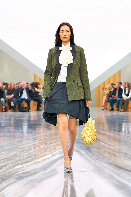 由Jonathan Anderson打造的Dior 2026春夏系列，女裝可見經典Bar Jacket腰線更提高，同時在服裝細節中加入蝴蝶結元素。