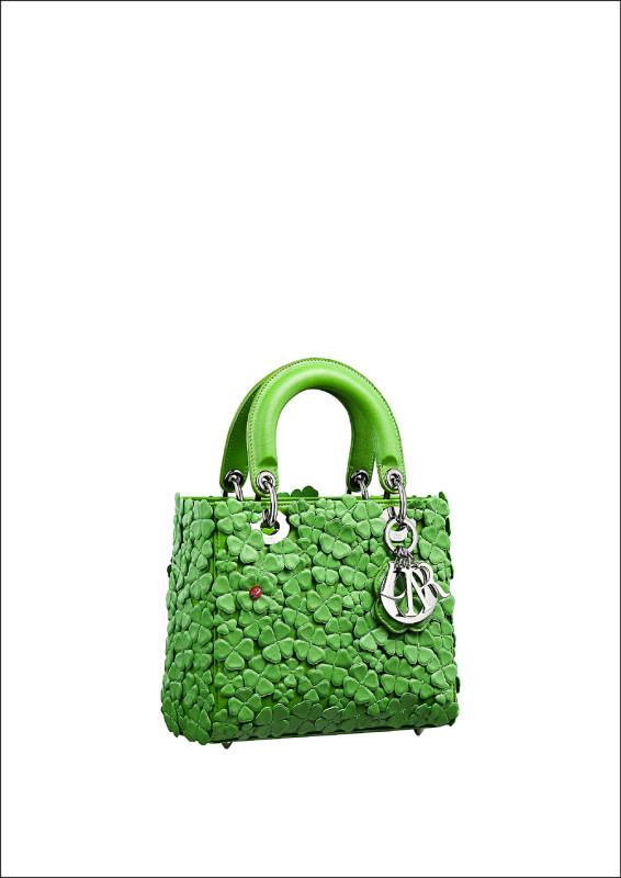 四葉幸運草猶如系列中的幸運符碼大量出現。Lady Dior綠色幸運草瓢蟲裝飾小羊皮小型提包，價格未定。