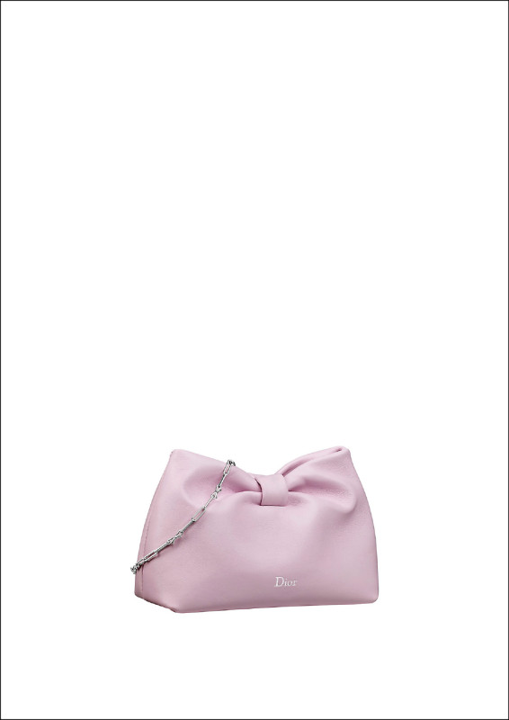 Dior Bow是Jonathan Anderson接掌後打造的首款手袋作品，線條俐落的蝴蝶結元素很有個性。Dior Bow玫瑰粉小羊皮小型肩背包，140,000元。