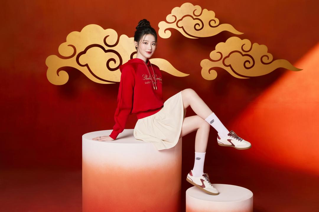 舒華演繹潮流感強的薄底鞋HOTSHOT，詮釋活力朝氣風格。