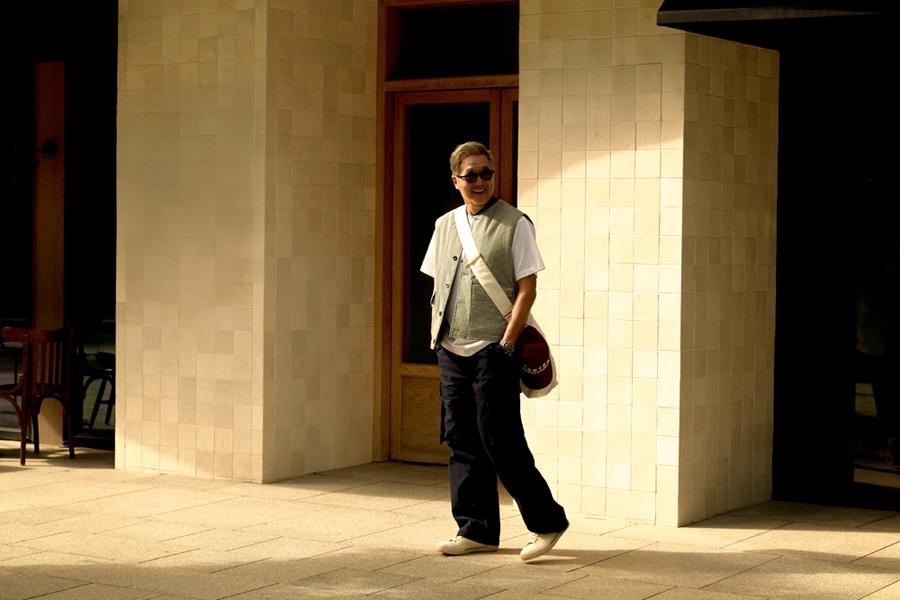 王偉忠穿著GERARD聯名無袖背心展現活力，售價NT$12,500元。