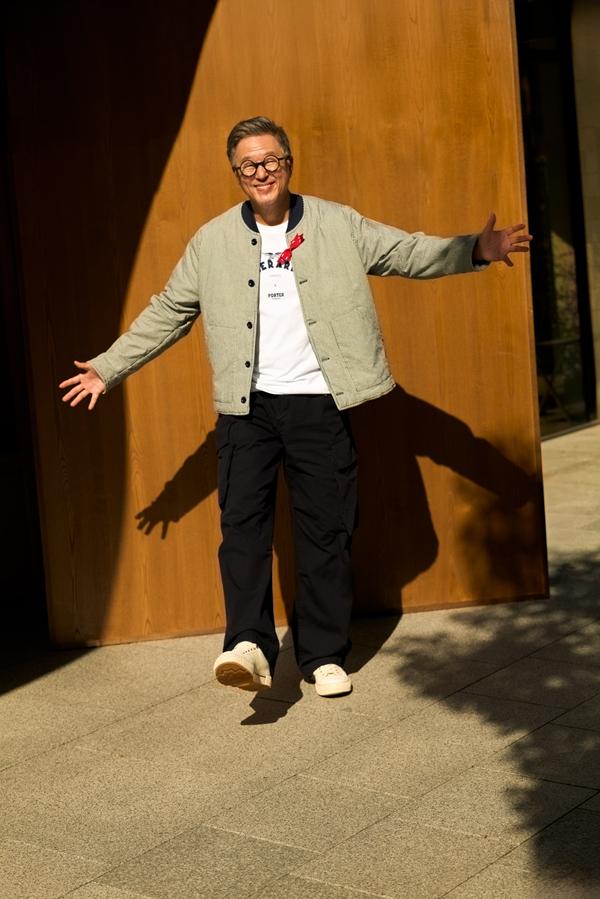 王偉忠演繹GERARD聯名外套（NT$16,500）與多口袋工裝褲（NT$11,500），穿出朝氣潮流風格。