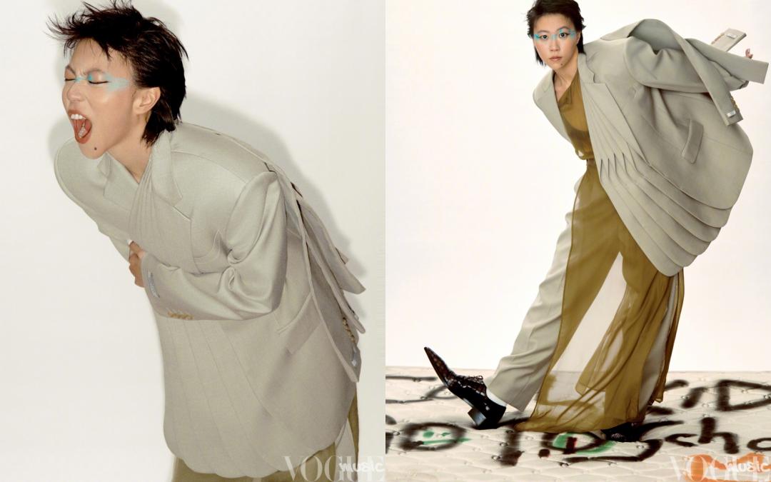 竇靖童在臉上多處塗抹藍色眼影，讓人想到王菲經典造型。