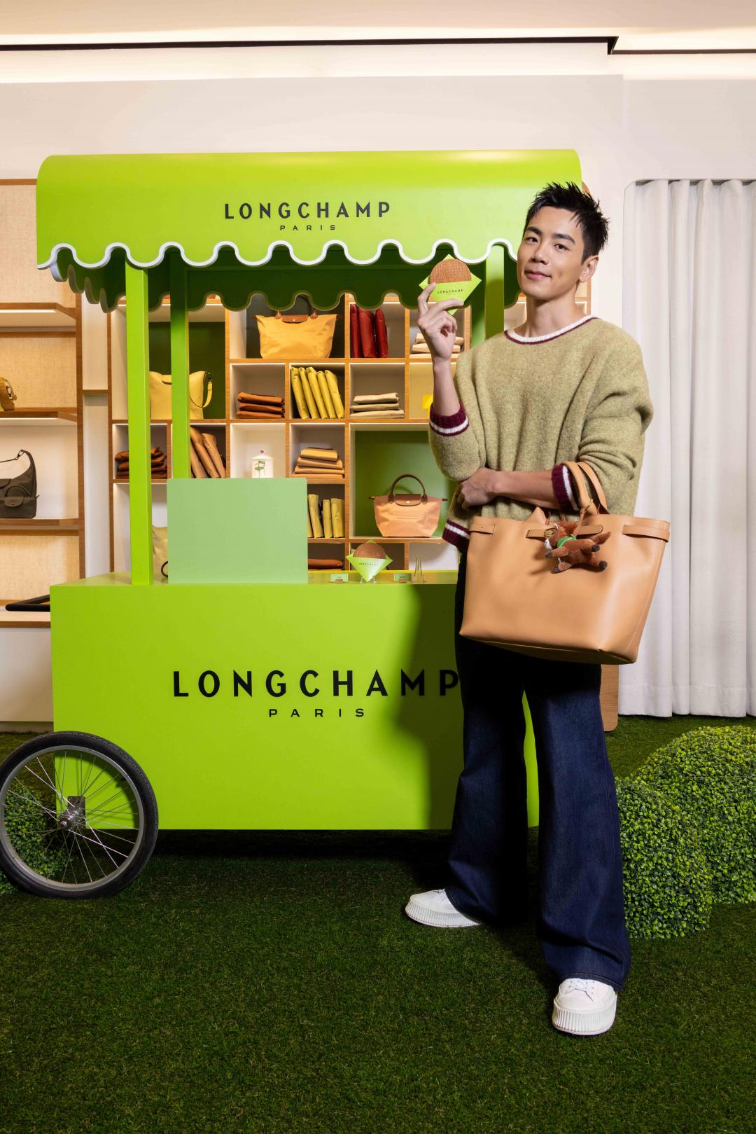 禾浩辰以一身Le Pliage Cocooning系列開心果色針織上衣亮相，搭配Le Smart大容量托特展現暖男面貌。