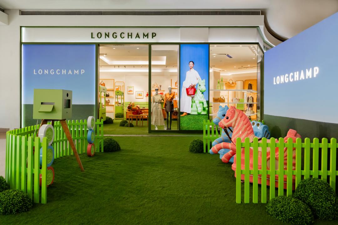 LONGCHAMP在台北101精品店前廣場打造期間限定「搖搖馬樂園」。