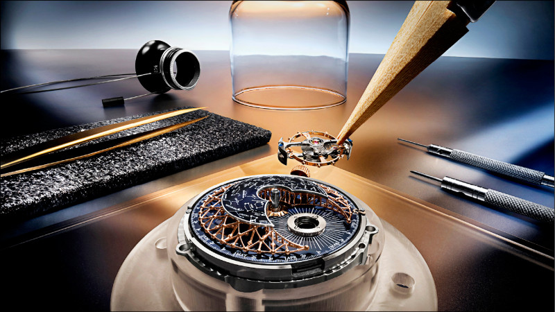 Cosmotourbillon天文飛行陀飛輪每一個恆星日環繞錶盤旋轉一圈，與北半球星空圖相得益彰。