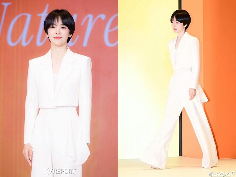 宋慧喬以白色俐落西裝造型出席公開活動。（翻攝自韓網）