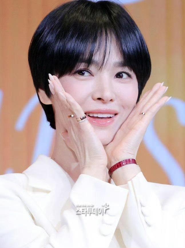 選戴代言珠寶品牌Chaumet標誌性系列Bee de Chaumet作品。（翻攝自韓網）