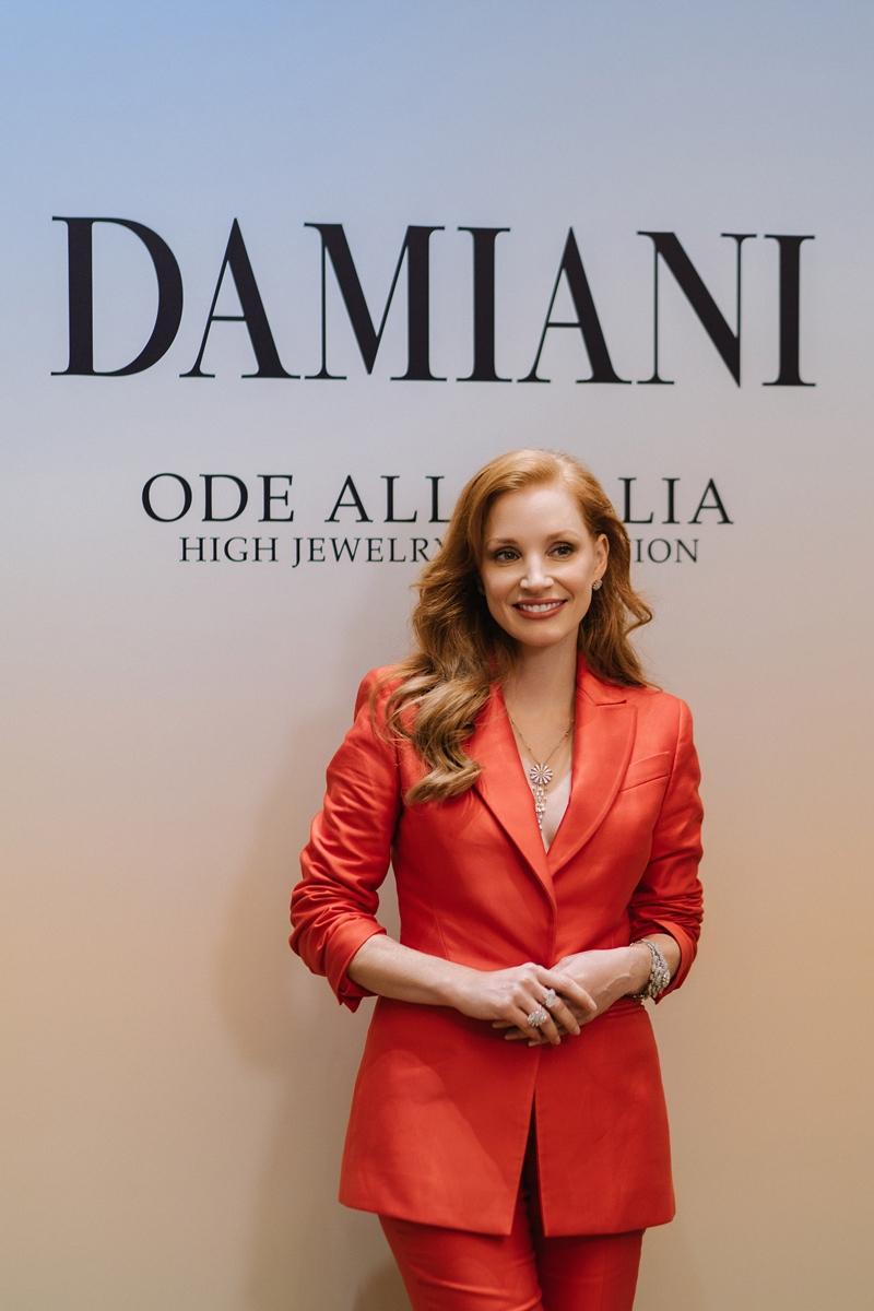 一襲紅色系西服套裝搭配珠寶，展現潔西卡的俐落優雅。（DAMIANI提供）