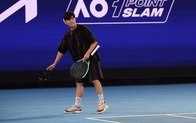 周傑倫腳踩的網球鞋也成為話題。（美聯社）