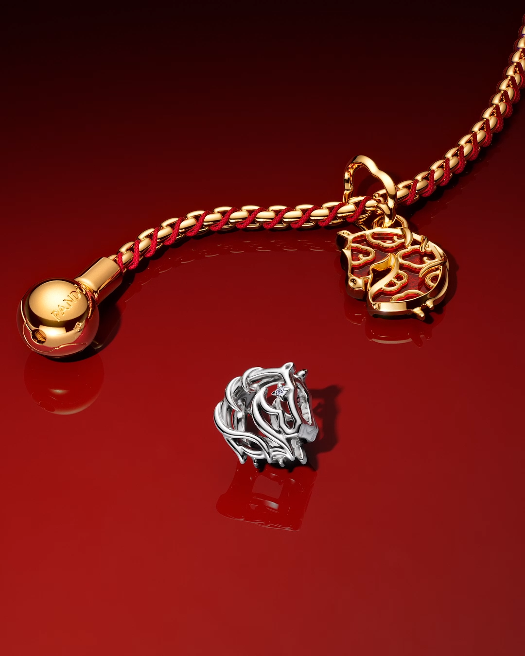 Pandora幸運紅繩編織蛇鍊4,680元、駿馬迎幅 Murano琉璃吊飾3,080元、駿馬迎福鏤空串飾1,280元。(Pandora提供，以下同)