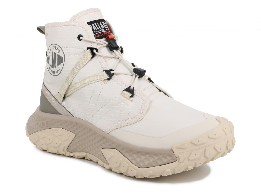 鬼鬼激推中性設計的橘標防水OFF BOUND HI快穿波浪靴，售價NT$3,980元。