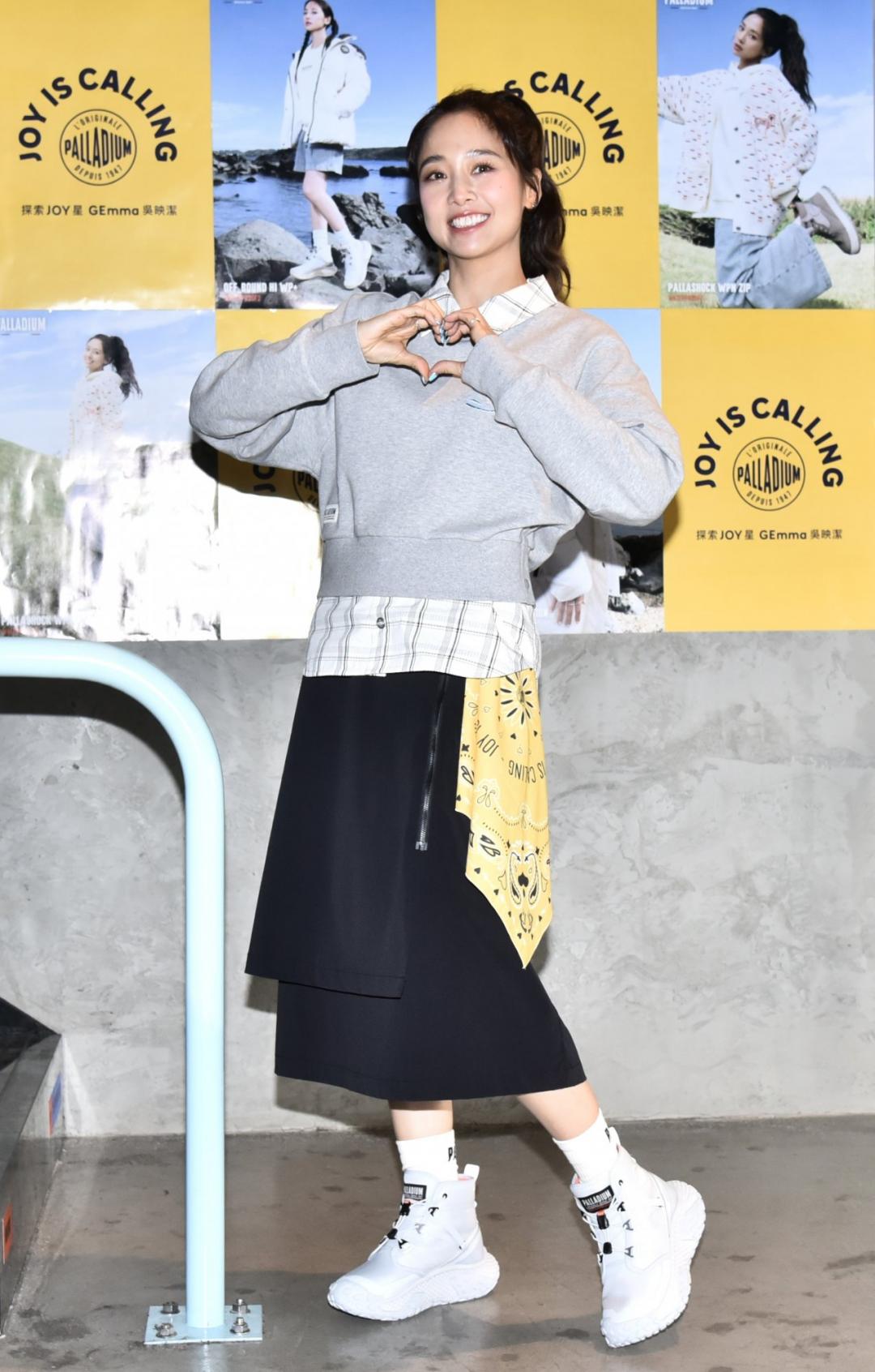 鬼鬼對腳上這雙橘標防水OFF BOUND HI快穿波浪靴愛不釋手，售價NT$3,980元。