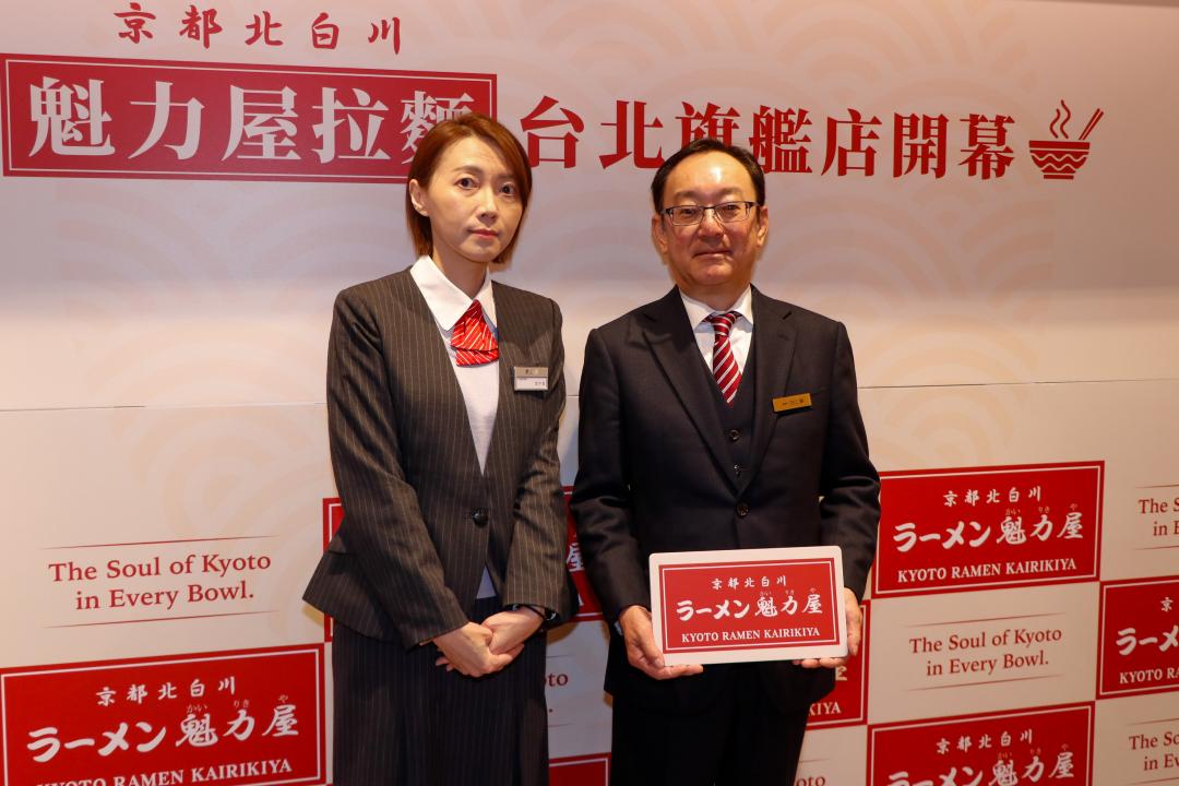 魁力屋董事長田口剛(右)與新光三越店長鄭宇書(左)。