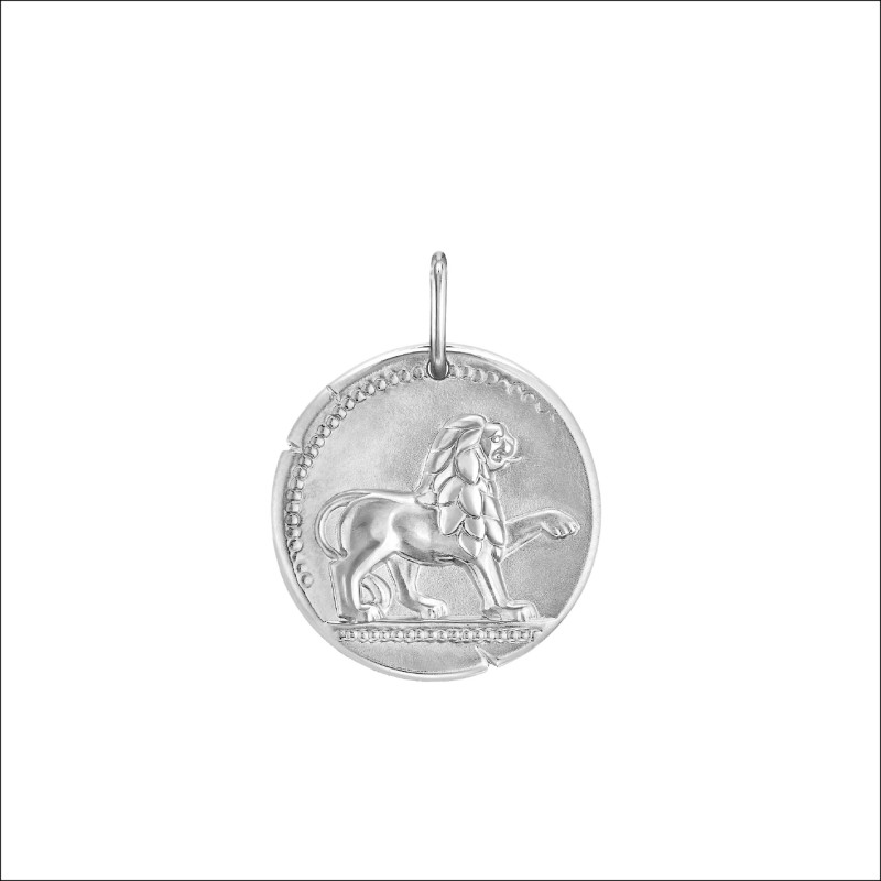 吊墜的雙面皆刻劃精緻細膩的圖案。18K白金獅子座吊墜，93,500元。