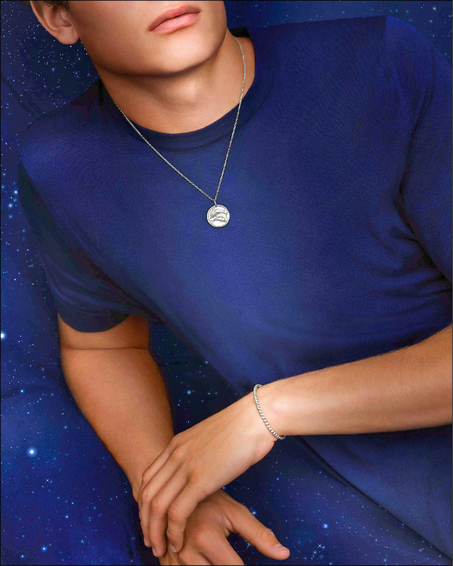 梵克雅寶新作呼應世家創作吊飾珠寶的悠遠歷史，起伏有致的浮雕效果突顯精緻感，圖為雙魚座圖案。18K白金吊墜，93,500元；18K白金短項鍊，44,300元。