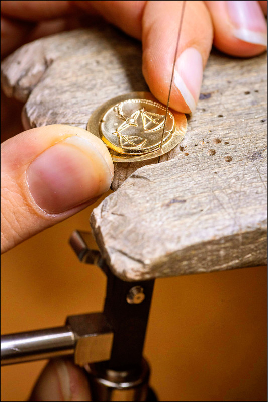 工匠以手工打磨賦予吊墜復古的溫潤質感。