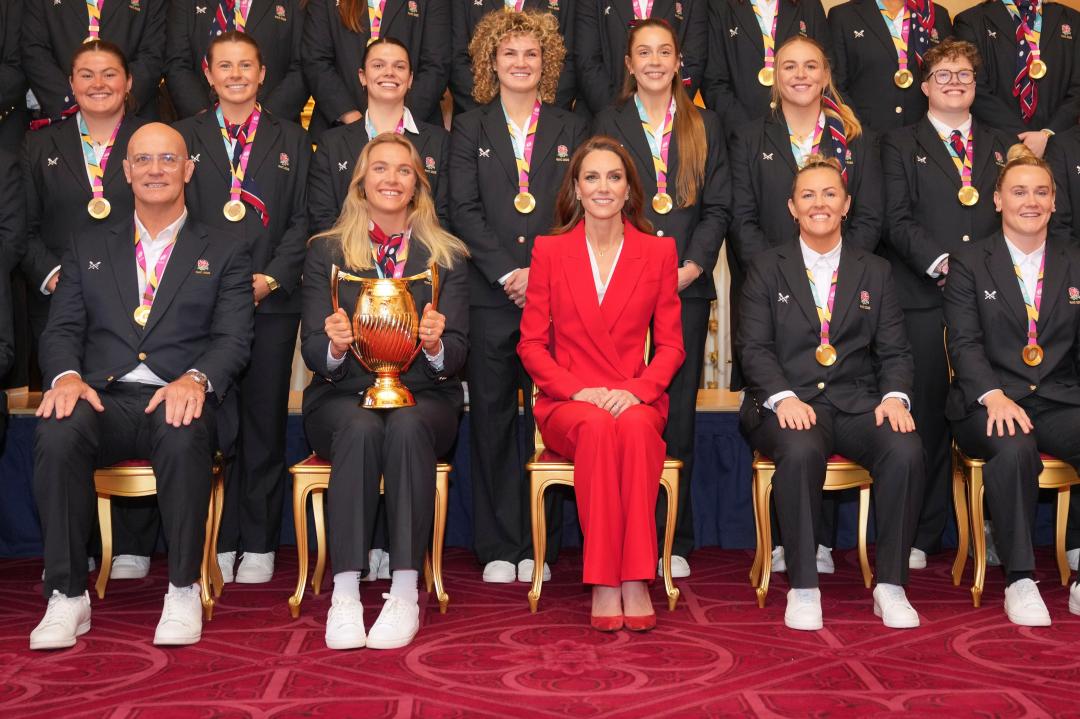 凱特王妃與橄欖球隊合照。(美聯社)