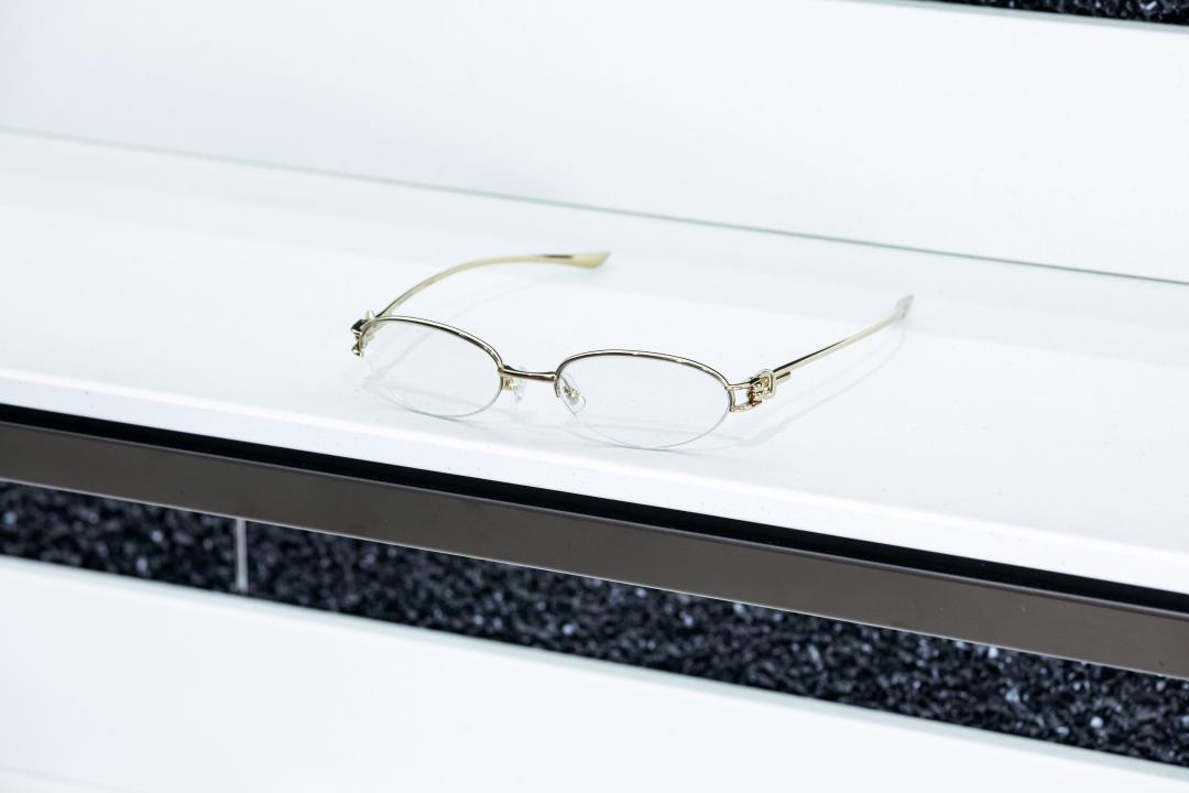 BOUQUET系列汲取花卉姿態為靈感，纏繞的根莖轉化為繩結細節，點綴於鏡框之上。